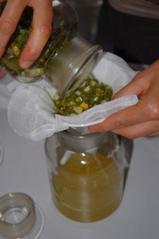 ausbildung_klostermedizin_2010-11_abseihen.jpg